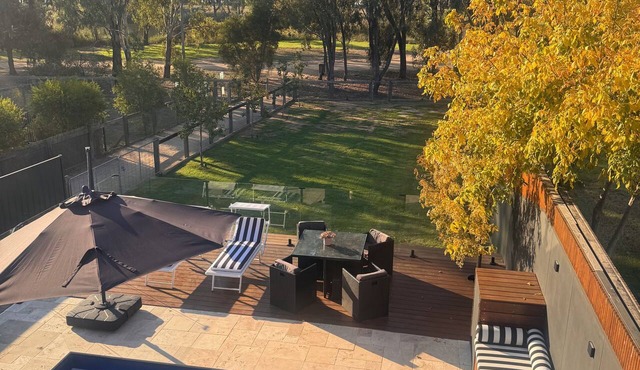 Island Lakeside Retreat: serenity on the lake and its reserve. in Yarrawonga