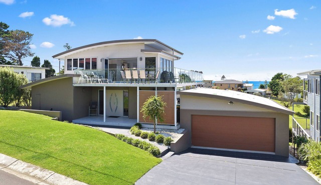 Island View- Beachside Bliss: Steps to the Sand and Stunning Views in Tuross Head
