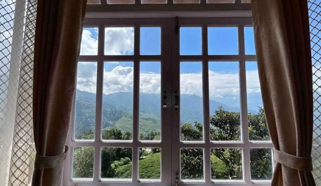 Izom Him - A sunset and tea garden view stay