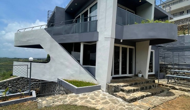 IZZAT INN Villa, Parunthumpara, A pet friendly mountien view villa.