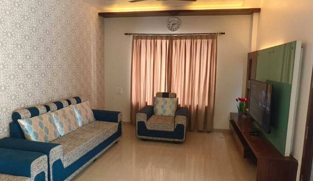 Jagshali Villa: Modern 2BHK with Karaoke & 50" TV