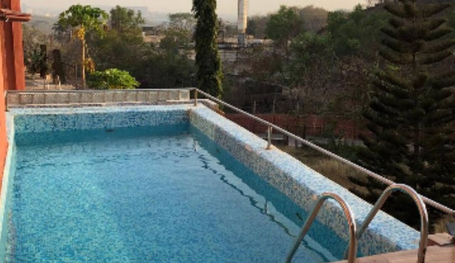 Jame's Villa with Deck 4.5 mills away from CSMT Airport