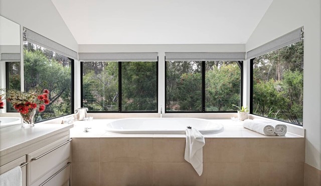 Jarrah Grove Forest Retreat - Serenity Luxury Chalets in Rosa Glen