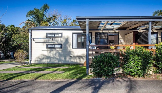 Jerrawangala 14 - Two-Bedroom Cabin with BBQ Deck in Mollymook