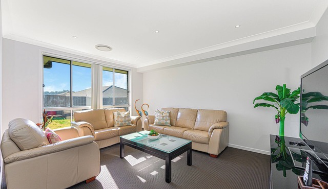 Jordan Springs 5 bedrooms home near shopping