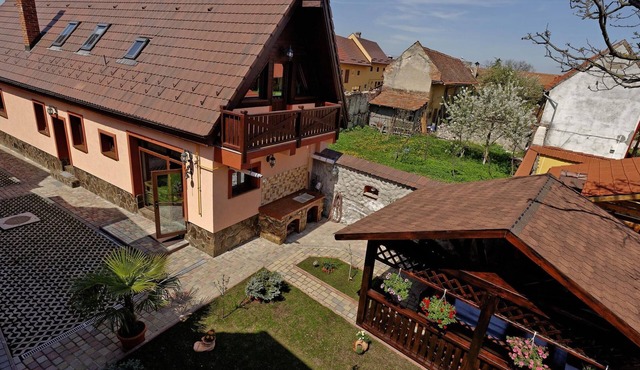 Kürzlich in eine Ferienvilla konvertiertes (2010), umfriedetes Haus aus der Sac by Interhome
