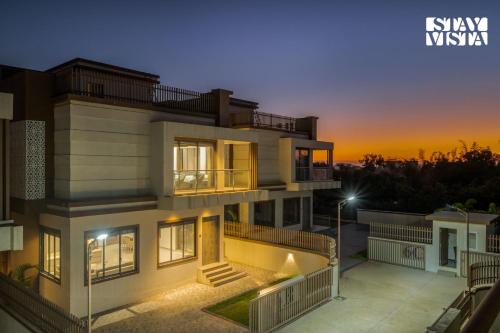 Kairo by VEO - Part of StayVista with Pool & Lawn