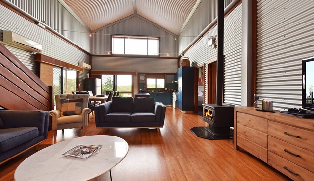Kelman Cottage - tucked away with pool views in Lower Belford