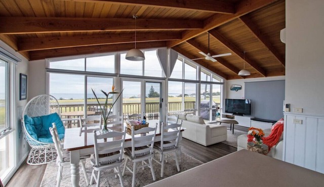 Killy Views Stunning Oceanfront View, Pet Friendly, Fireplace sleeps 7, 10 minutes to Phillip Island FREE EV Charging station (7kW) in Kilcunda