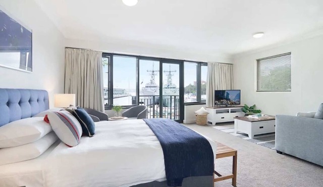King Size Studio With Water View, Walk To The City