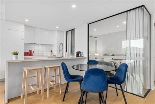 Kingston Lakefront Modern 2bed 2Bath w Parking in Kingston