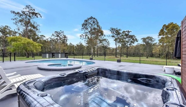 Kitchener Country Estate with Pool Hot Tub