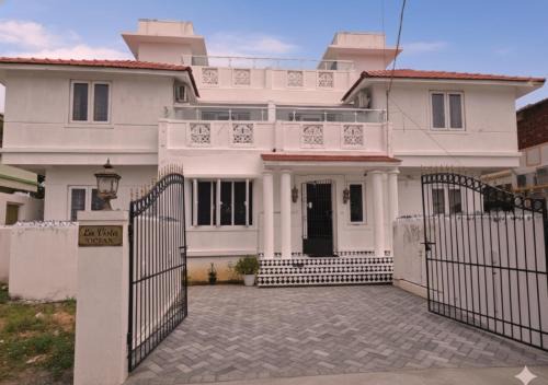 La Vista Ocean - Calm Coastal Villa on ECR - 4 BR Private Stay
