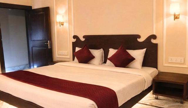 Laal Haveli Kukas