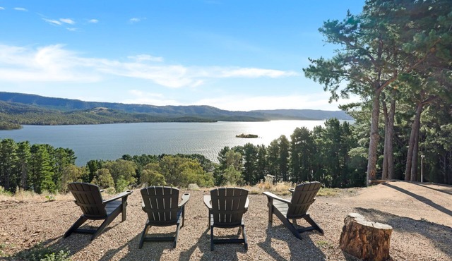 Lake Eildon Retreat - Breathtaking Views - Sleeps 12 in Mansfield