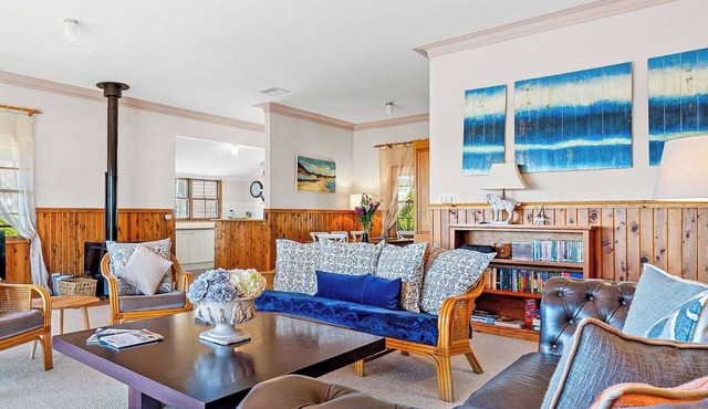 Lake & Mountain Views – Chalet on Trafalgar in Tuross Head