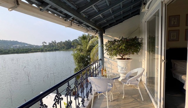 Lakefront, Pvt Pool, Caretaker - The BluJam Villa