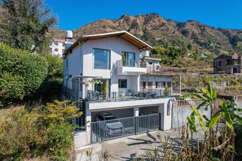 Lakefront Villa by ELIVAAS