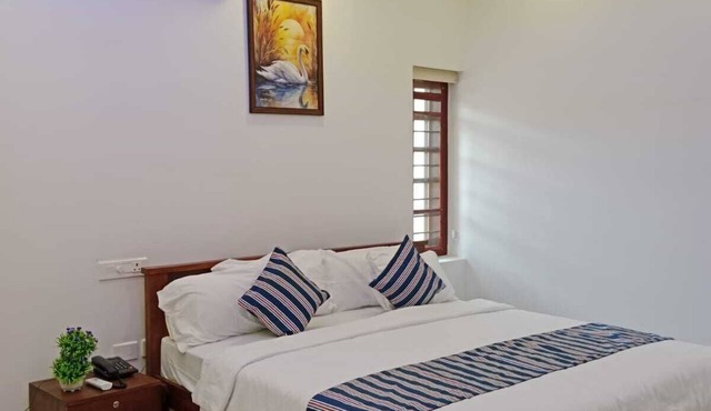 Lakeshore Premier Serviced Villa - Room Near Lake Vembanad!