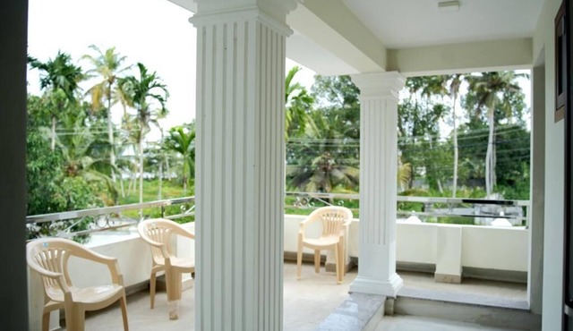 Lakeshore Premier Serviced Villa - Professionally serviced, near Vembanad Lake!