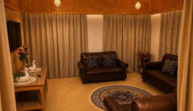 Lakeside Mountain Retreat in Srinagar