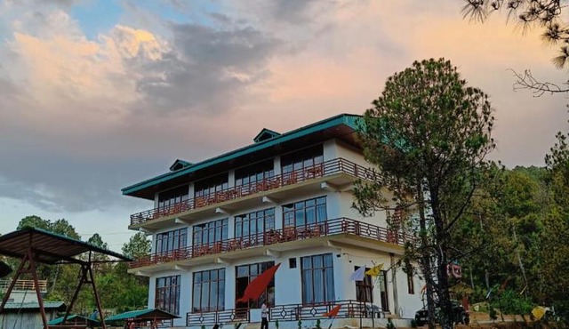 Lap Of Himalayas Resort