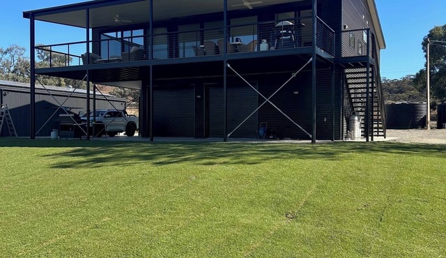 Large home on the water with boat ramp and jetty in Walker Flat