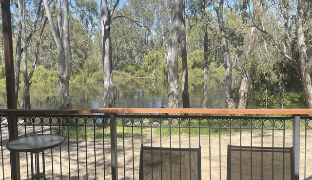 Large home overlooking the Ovens River. Great boating & close to wineries. in Brimin