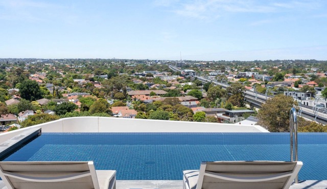 Lavender Haze - three-bedroom apartment in Carnegie