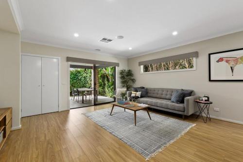 Lavish Modern Home - 10mins to Torquay & Geelong in Mount Duneed