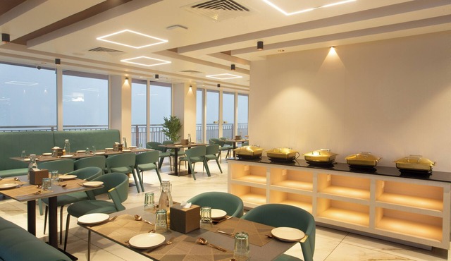 Le Crown Hotel