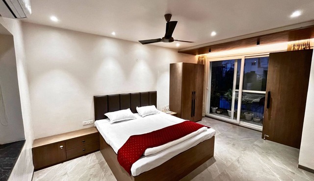Leela Villa Varanasi, 2BHK private villa with pool, lawn, bonfire and caretaker