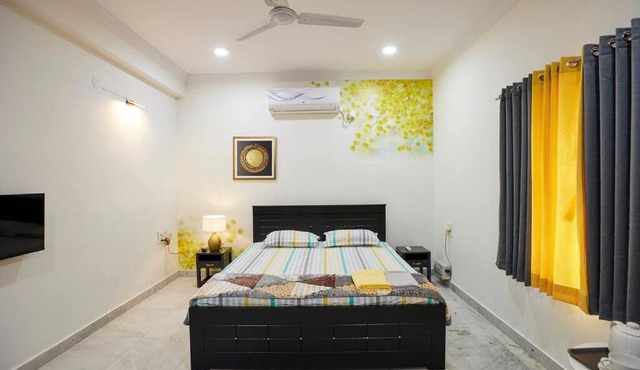 Legend's studio room with Mini kitchenette