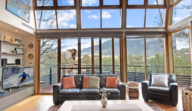 Les Perrieres Chalet - Spacious 2BR Chalet l Gym l Indoor Pool l Tennis l WiFi l BBQ in Crackenback