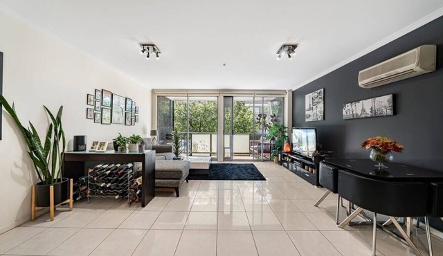 Light-filled, spacious 2 bdrm Prahran apartment with free parking. in Prahran