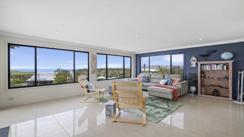 Lighthouse at Emerald Beach - Ocean Views, walk to beach in Emerald Beach