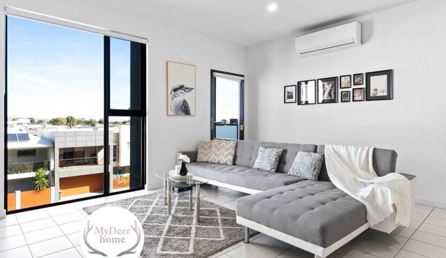 Lightview Oasis- Modern 2BR Apt- WiFi & Parking in Northgate