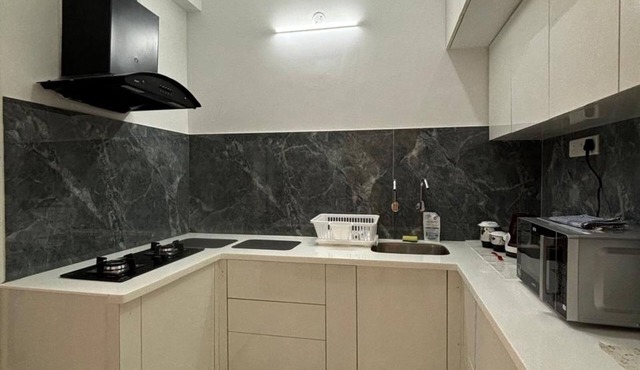 LIKE HOME, 2-bedroom apartment, Chennai, Mandaveli with WiFi, AC, Kitchen etc