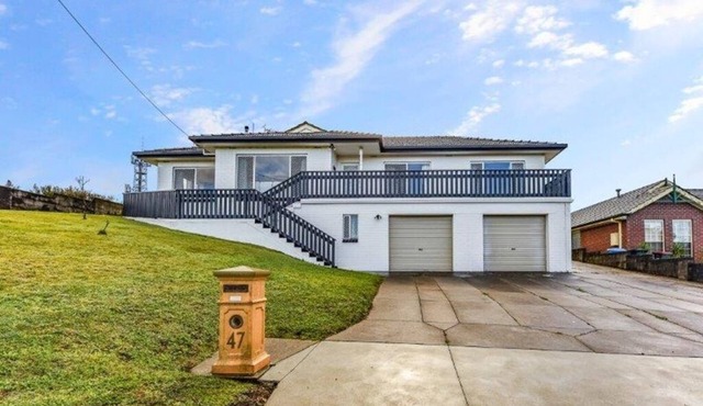 Limestone Charm – Bright & Spacious 4-Bedroom Home, Just 2km from Blue Lake, in Mount Gambier