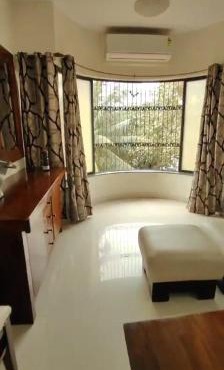 Linking Road Market : 3bhk apt