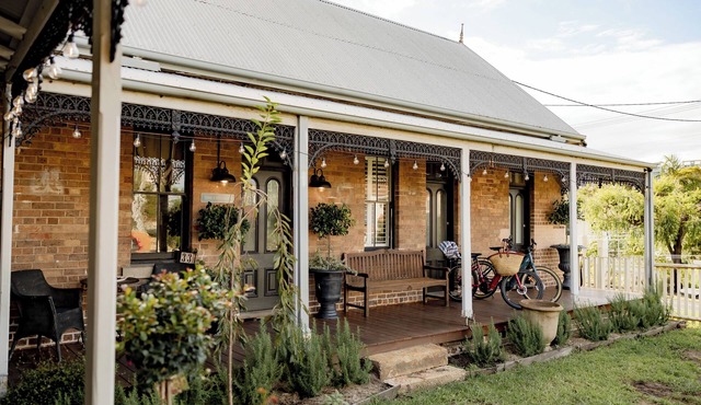 Little Milton restored Heritage Cottage 5 minutes walk to Harbour, Beaches & CBD