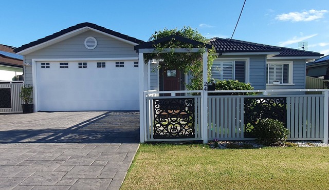 Located between picturesque Lake Illawarra and Windang beach