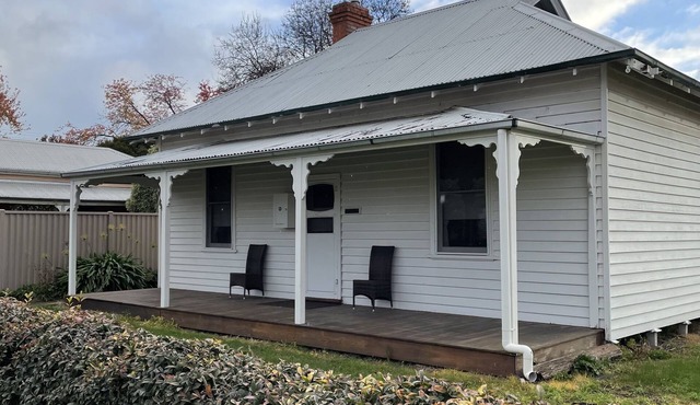 Location Location - 5 minutes walk to shops, restaurants and cafes. in Mansfield