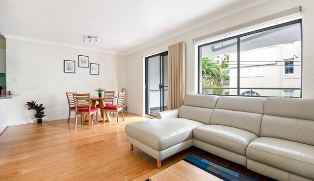 Lovely 2-Bed with Balcony
