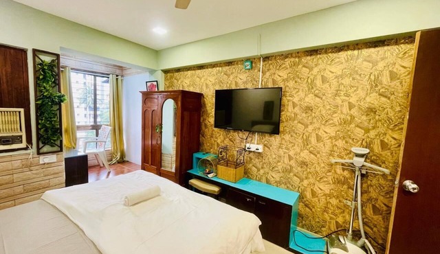 Lovely 2-bedroom apartment with WiFi, AC at Hill Road, Bandra west.