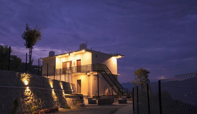 Lovely 4-bedroom villa with WiFi in New Tehri