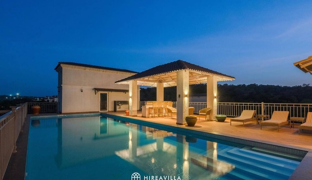 Luxe Apt w Balcony Rooftop Pool 15 min to Beach