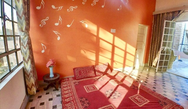 Luxurious 3 bedroom house with kitchen and living area