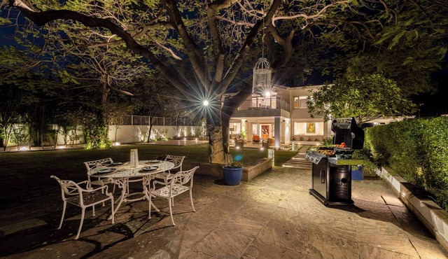 Luxurious 5BR Heritage Garden Villa in Bhopal with Palace Views