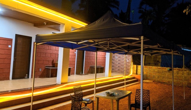 Luxurious Rooms. 5 min Walk to the Beach. 970m to Suvarna Ganesh Mandir.